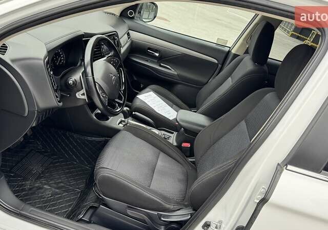 Белый Мицубиси Аутлендер, объемом двигателя 2.2 л и пробегом 199 тыс. км за 17999 $, фото 16 на Automoto.ua