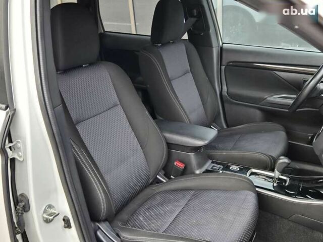 Белый Мицубиси Аутлендер, объемом двигателя 2.4 л и пробегом 115 тыс. км за 19300 $, фото 10 на Automoto.ua