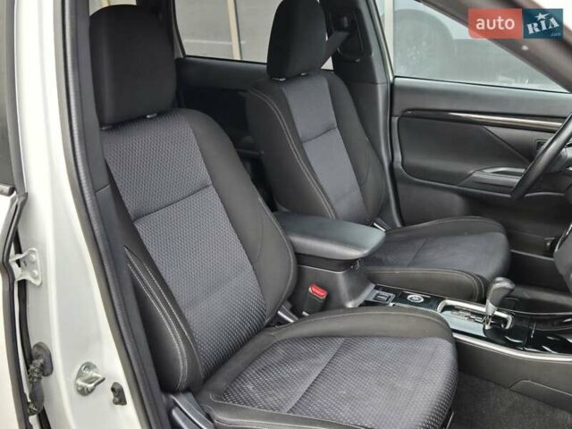 Белый Мицубиси Аутлендер, объемом двигателя 2.4 л и пробегом 115 тыс. км за 19300 $, фото 10 на Automoto.ua