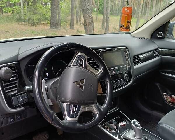 Белый Мицубиси Аутлендер, объемом двигателя 2 л и пробегом 127 тыс. км за 20000 $, фото 13 на Automoto.ua