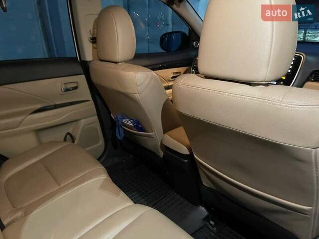 Белый Мицубиси Аутлендер, объемом двигателя 3 л и пробегом 148 тыс. км за 18500 $, фото 10 на Automoto.ua