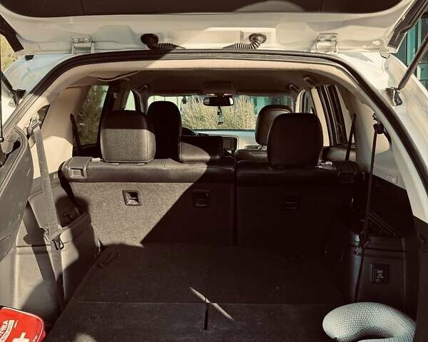 Белый Мицубиси Аутлендер, объемом двигателя 2.36 л и пробегом 149 тыс. км за 15800 $, фото 5 на Automoto.ua