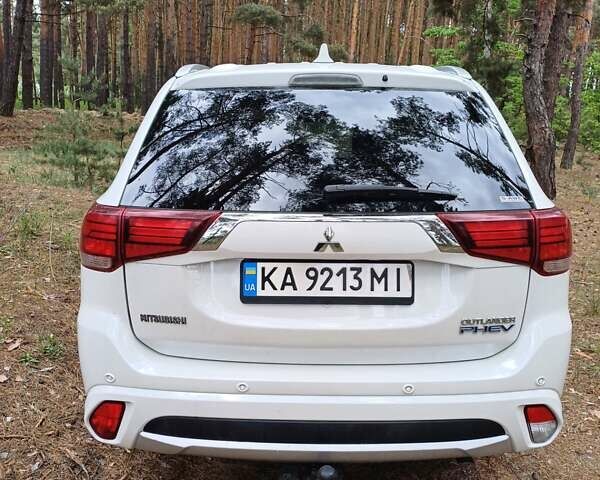 Белый Мицубиси Аутлендер, объемом двигателя 2 л и пробегом 127 тыс. км за 20000 $, фото 16 на Automoto.ua