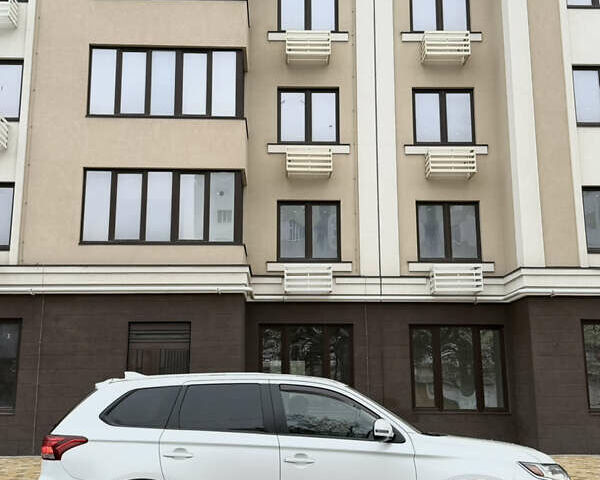 Белый Мицубиси Аутлендер, объемом двигателя 2.4 л и пробегом 53 тыс. км за 16900 $, фото 4 на Automoto.ua