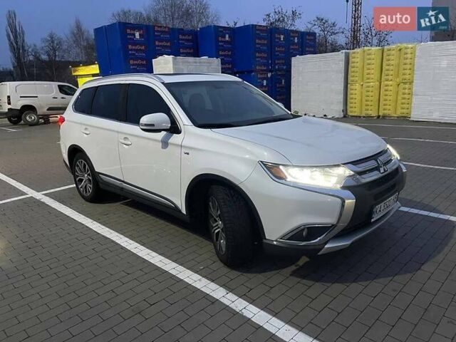 Белый Мицубиси Аутлендер, объемом двигателя 3 л и пробегом 148 тыс. км за 18500 $, фото 4 на Automoto.ua