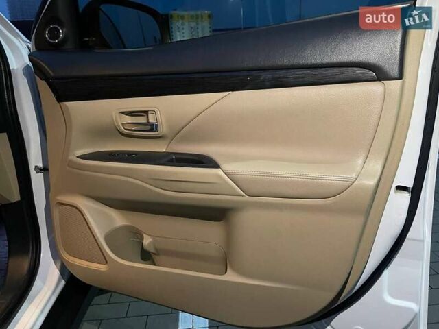 Белый Мицубиси Аутлендер, объемом двигателя 3 л и пробегом 148 тыс. км за 18500 $, фото 8 на Automoto.ua