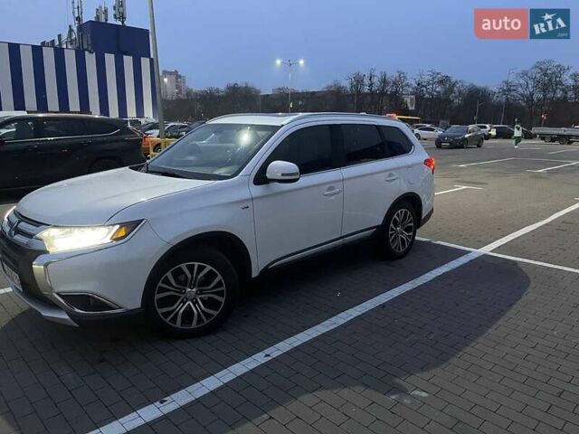 Белый Мицубиси Аутлендер, объемом двигателя 3 л и пробегом 148 тыс. км за 18500 $, фото 3 на Automoto.ua