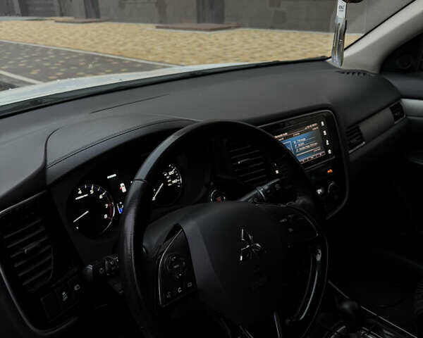 Белый Мицубиси Аутлендер, объемом двигателя 2.4 л и пробегом 53 тыс. км за 16900 $, фото 6 на Automoto.ua