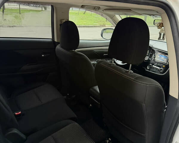 Белый Мицубиси Аутлендер, объемом двигателя 2.4 л и пробегом 53 тыс. км за 16900 $, фото 11 на Automoto.ua