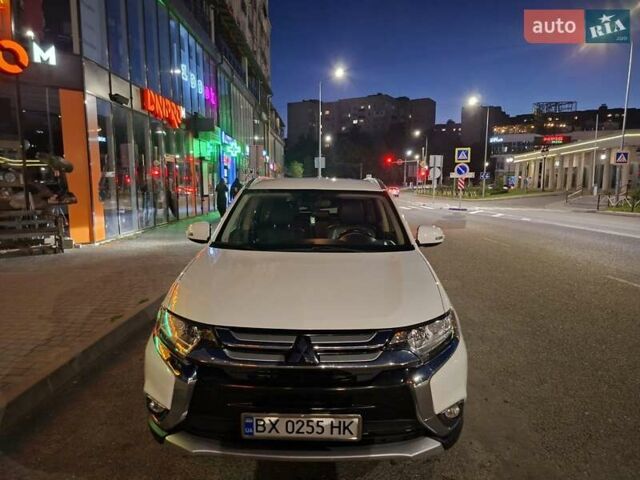 Белый Мицубиси Аутлендер, объемом двигателя 2.36 л и пробегом 149 тыс. км за 15800 $, фото 2 на Automoto.ua