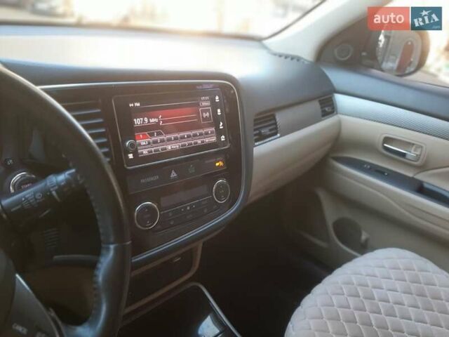 Белый Мицубиси Аутлендер, объемом двигателя 2.36 л и пробегом 90 тыс. км за 15500 $, фото 8 на Automoto.ua