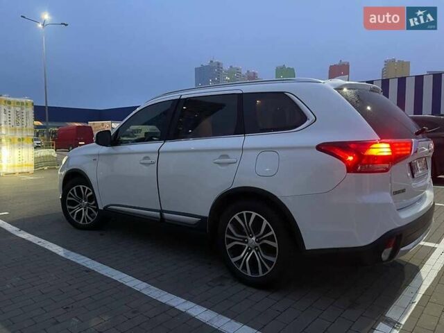 Белый Мицубиси Аутлендер, объемом двигателя 3 л и пробегом 148 тыс. км за 18500 $, фото 2 на Automoto.ua