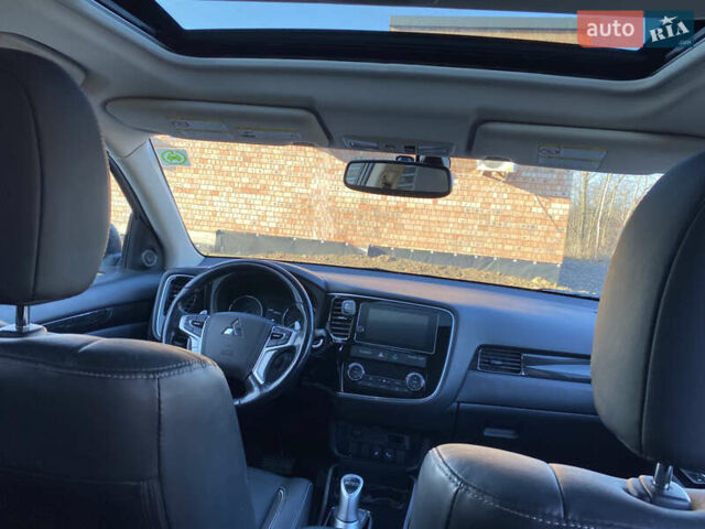 Белый Мицубиси Аутлендер, объемом двигателя 2 л и пробегом 109 тыс. км за 16999 $, фото 7 на Automoto.ua