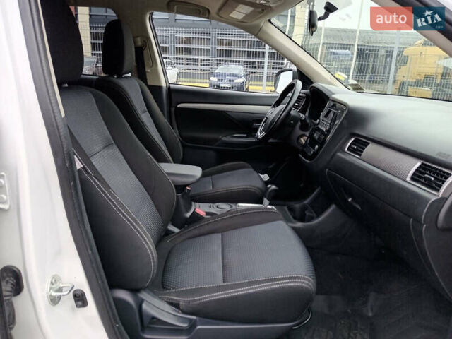 Белый Мицубиси Аутлендер, объемом двигателя 2.4 л и пробегом 225 тыс. км за 10999 $, фото 14 на Automoto.ua