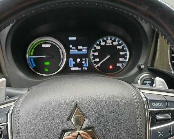 Белый Мицубиси Аутлендер, объемом двигателя 2 л и пробегом 127 тыс. км за 20000 $, фото 1 на Automoto.ua