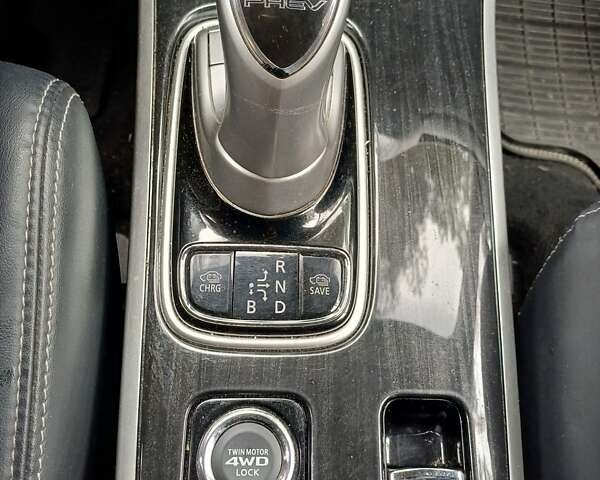 Белый Мицубиси Аутлендер, объемом двигателя 2 л и пробегом 127 тыс. км за 20000 $, фото 10 на Automoto.ua