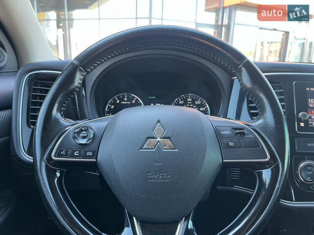 Белый Мицубиси Аутлендер, объемом двигателя 2.4 л и пробегом 210 тыс. км за 13550 $, фото 5 на Automoto.ua