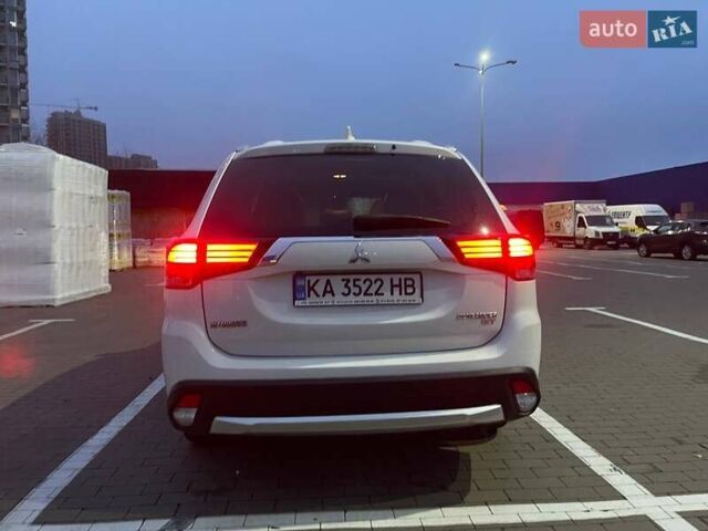 Белый Мицубиси Аутлендер, объемом двигателя 3 л и пробегом 148 тыс. км за 18500 $, фото 1 на Automoto.ua