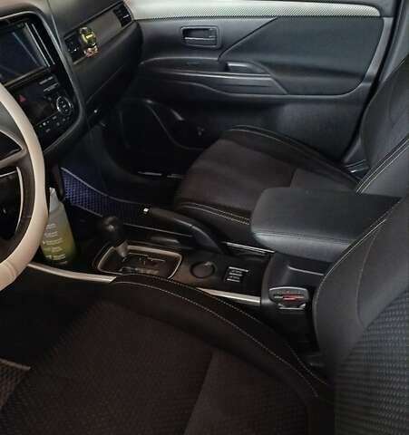 Білий Міцубісі Аутлендер, об'ємом двигуна 2 л та пробігом 115 тис. км за 15000 $, фото 4 на Automoto.ua