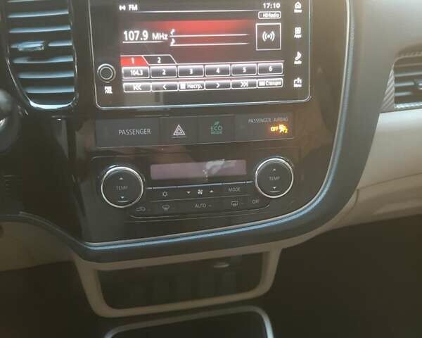 Белый Мицубиси Аутлендер, объемом двигателя 2.36 л и пробегом 90 тыс. км за 15500 $, фото 6 на Automoto.ua