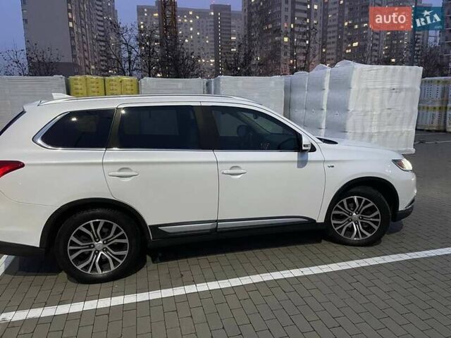 Белый Мицубиси Аутлендер, объемом двигателя 3 л и пробегом 148 тыс. км за 18500 $, фото 5 на Automoto.ua