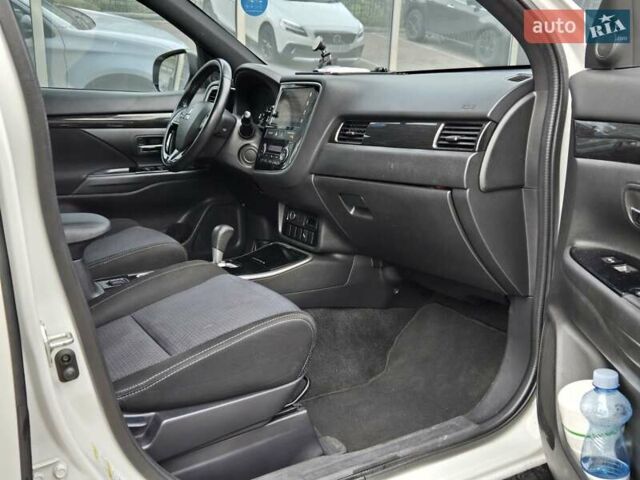 Белый Мицубиси Аутлендер, объемом двигателя 2.4 л и пробегом 115 тыс. км за 19300 $, фото 9 на Automoto.ua