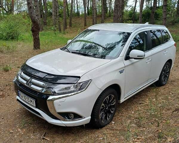 Белый Мицубиси Аутлендер, объемом двигателя 2 л и пробегом 127 тыс. км за 20000 $, фото 4 на Automoto.ua