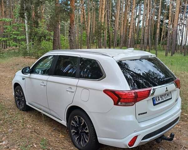 Белый Мицубиси Аутлендер, объемом двигателя 2 л и пробегом 127 тыс. км за 20000 $, фото 6 на Automoto.ua