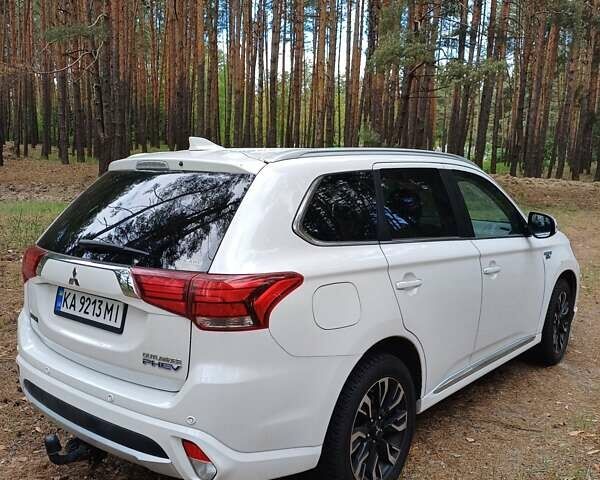 Белый Мицубиси Аутлендер, объемом двигателя 2 л и пробегом 127 тыс. км за 20000 $, фото 5 на Automoto.ua