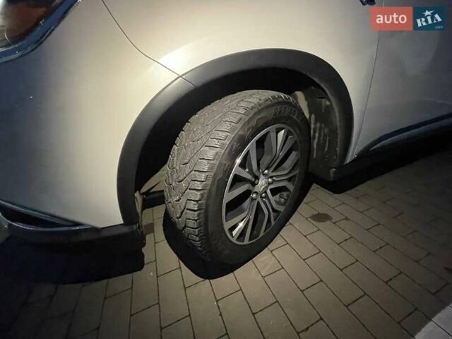 Белый Мицубиси Аутлендер, объемом двигателя 3 л и пробегом 148 тыс. км за 18500 $, фото 25 на Automoto.ua