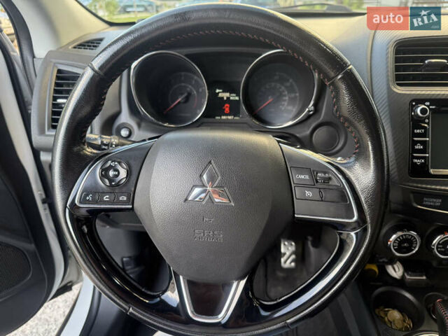 Белый Мицубиси Аутлендер, объемом двигателя 2 л и пробегом 133 тыс. км за 13000 $, фото 1 на Automoto.ua
