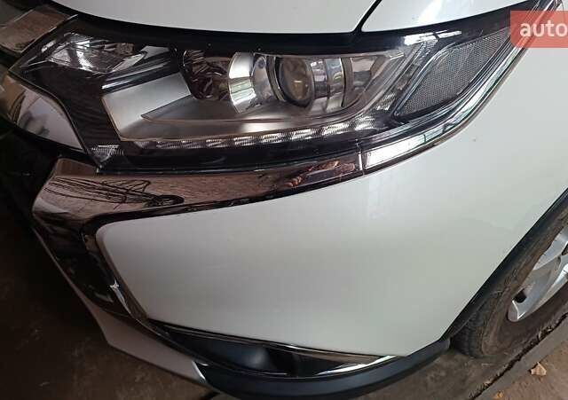 Білий Міцубісі Аутлендер, об'ємом двигуна 2 л та пробігом 115 тис. км за 15000 $, фото 5 на Automoto.ua