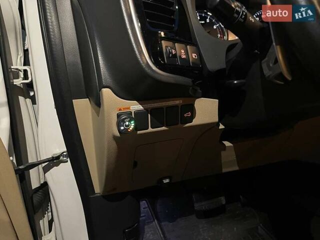 Белый Мицубиси Аутлендер, объемом двигателя 3 л и пробегом 148 тыс. км за 18500 $, фото 19 на Automoto.ua