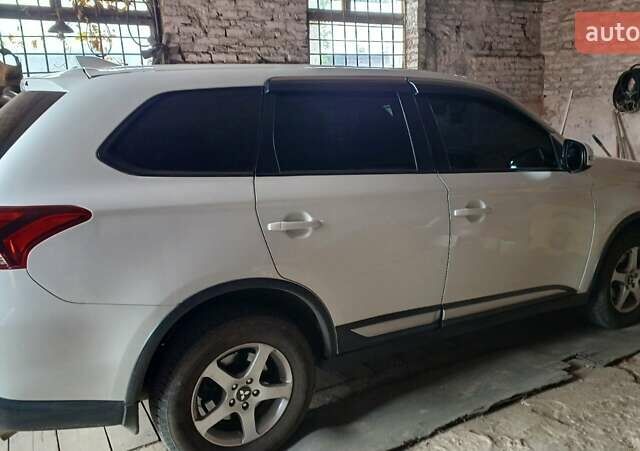 Білий Міцубісі Аутлендер, об'ємом двигуна 2 л та пробігом 115 тис. км за 15000 $, фото 1 на Automoto.ua