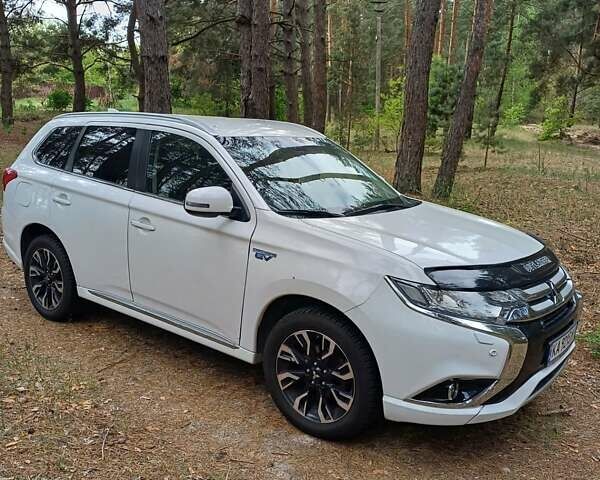 Белый Мицубиси Аутлендер, объемом двигателя 2 л и пробегом 127 тыс. км за 20000 $, фото 7 на Automoto.ua