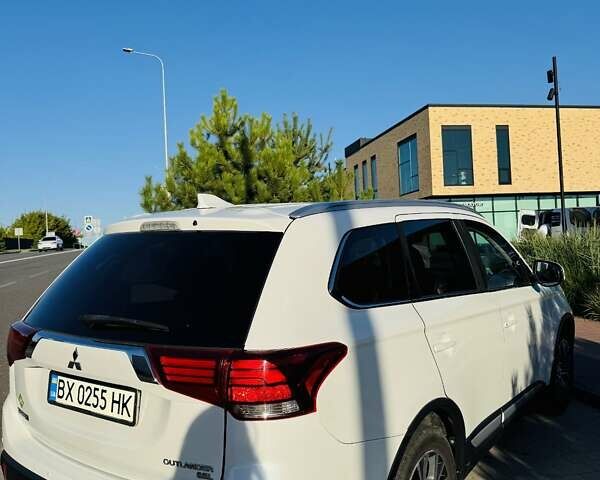 Белый Мицубиси Аутлендер, объемом двигателя 2.36 л и пробегом 149 тыс. км за 15800 $, фото 4 на Automoto.ua