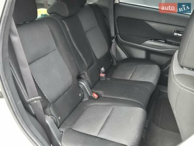 Белый Мицубиси Аутлендер, объемом двигателя 2.4 л и пробегом 115 тыс. км за 19300 $, фото 14 на Automoto.ua