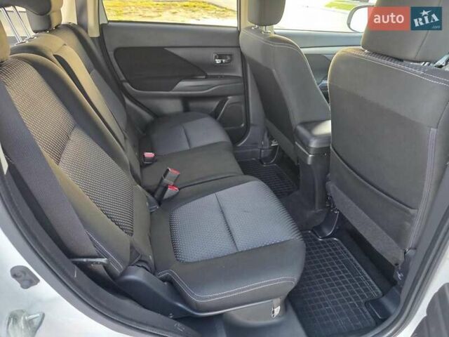 Белый Мицубиси Аутлендер, объемом двигателя 2.36 л и пробегом 230 тыс. км за 15900 $, фото 11 на Automoto.ua