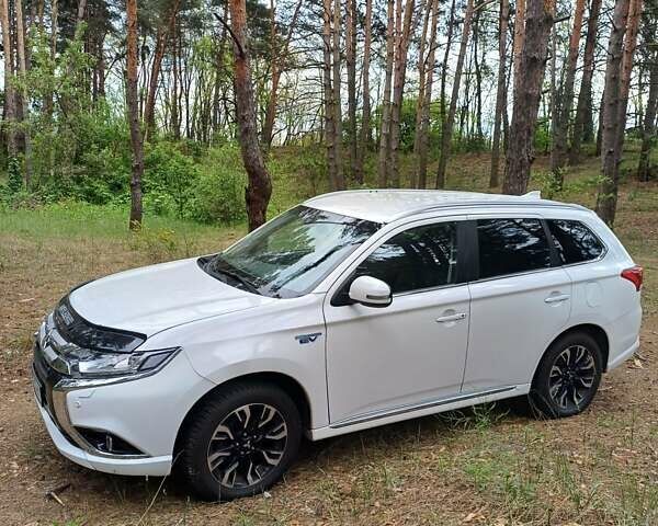 Белый Мицубиси Аутлендер, объемом двигателя 2 л и пробегом 127 тыс. км за 20000 $, фото 9 на Automoto.ua