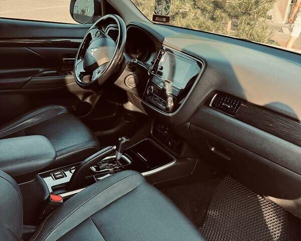 Белый Мицубиси Аутлендер, объемом двигателя 2.36 л и пробегом 149 тыс. км за 15800 $, фото 9 на Automoto.ua