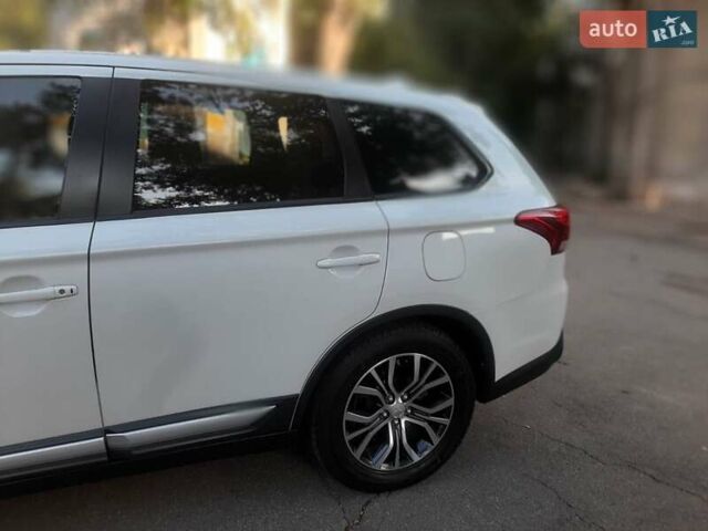 Белый Мицубиси Аутлендер, объемом двигателя 2.36 л и пробегом 90 тыс. км за 15500 $, фото 2 на Automoto.ua