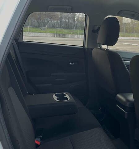 Білий Міцубісі Аутлендер, об'ємом двигуна 2 л та пробігом 47 тис. км за 13700 $, фото 13 на Automoto.ua