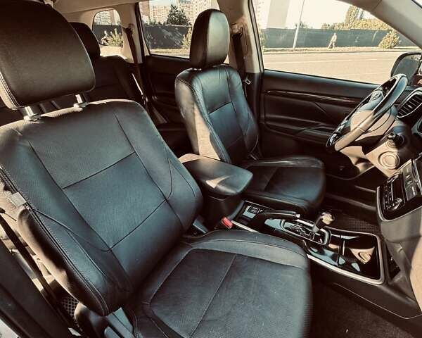 Белый Мицубиси Аутлендер, объемом двигателя 2.36 л и пробегом 149 тыс. км за 15800 $, фото 7 на Automoto.ua