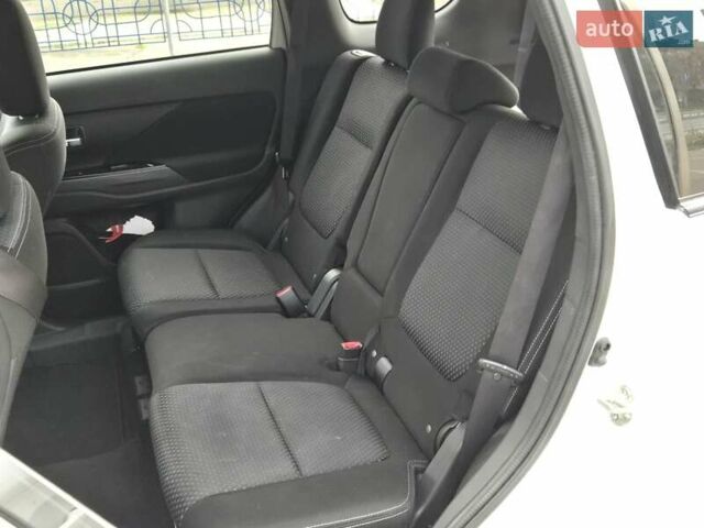 Белый Мицубиси Аутлендер, объемом двигателя 2.4 л и пробегом 115 тыс. км за 19300 $, фото 12 на Automoto.ua