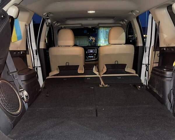 Белый Мицубиси Аутлендер, объемом двигателя 3 л и пробегом 148 тыс. км за 18500 $, фото 31 на Automoto.ua