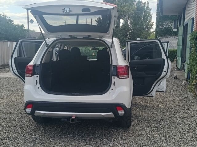 Белый Мицубиси Аутлендер, объемом двигателя 2.4 л и пробегом 117 тыс. км за 16500 $, фото 2 на Automoto.ua