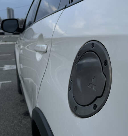 Білий Міцубісі Аутлендер, об'ємом двигуна 2 л та пробігом 47 тис. км за 13700 $, фото 4 на Automoto.ua