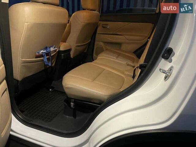 Белый Мицубиси Аутлендер, объемом двигателя 3 л и пробегом 148 тыс. км за 18500 $, фото 12 на Automoto.ua