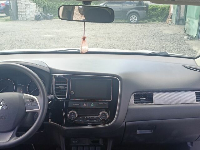 Белый Мицубиси Аутлендер, объемом двигателя 2.4 л и пробегом 117 тыс. км за 16500 $, фото 3 на Automoto.ua