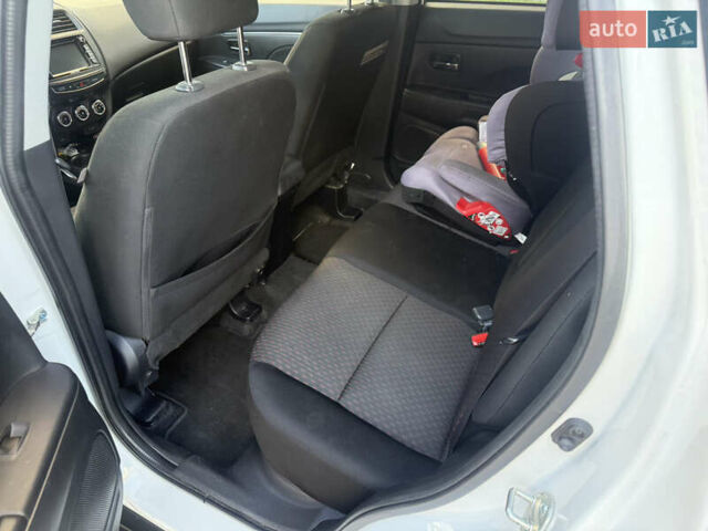 Белый Мицубиси Аутлендер, объемом двигателя 2 л и пробегом 133 тыс. км за 13000 $, фото 17 на Automoto.ua